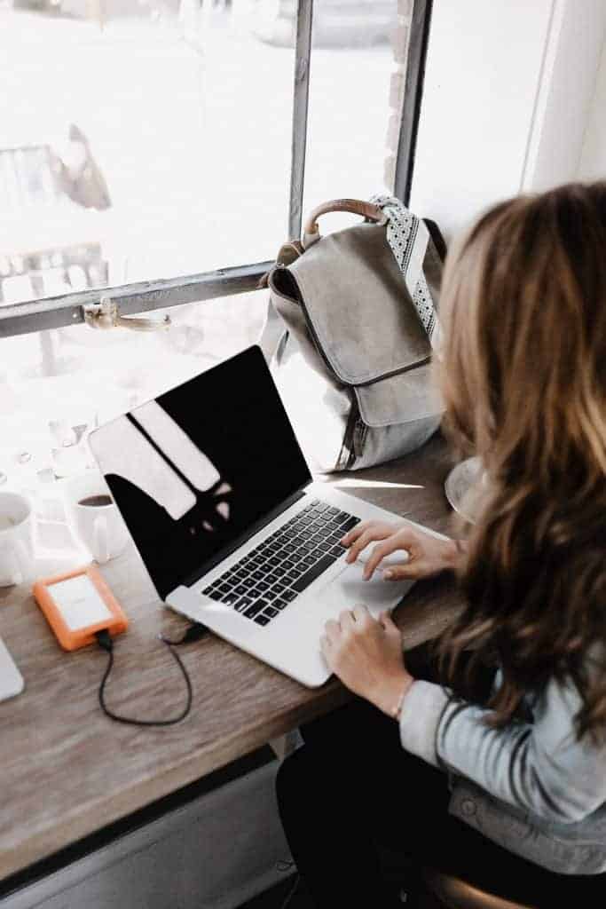donna che scrive sul laptop per guadagnare $ 1.000 online velocemente